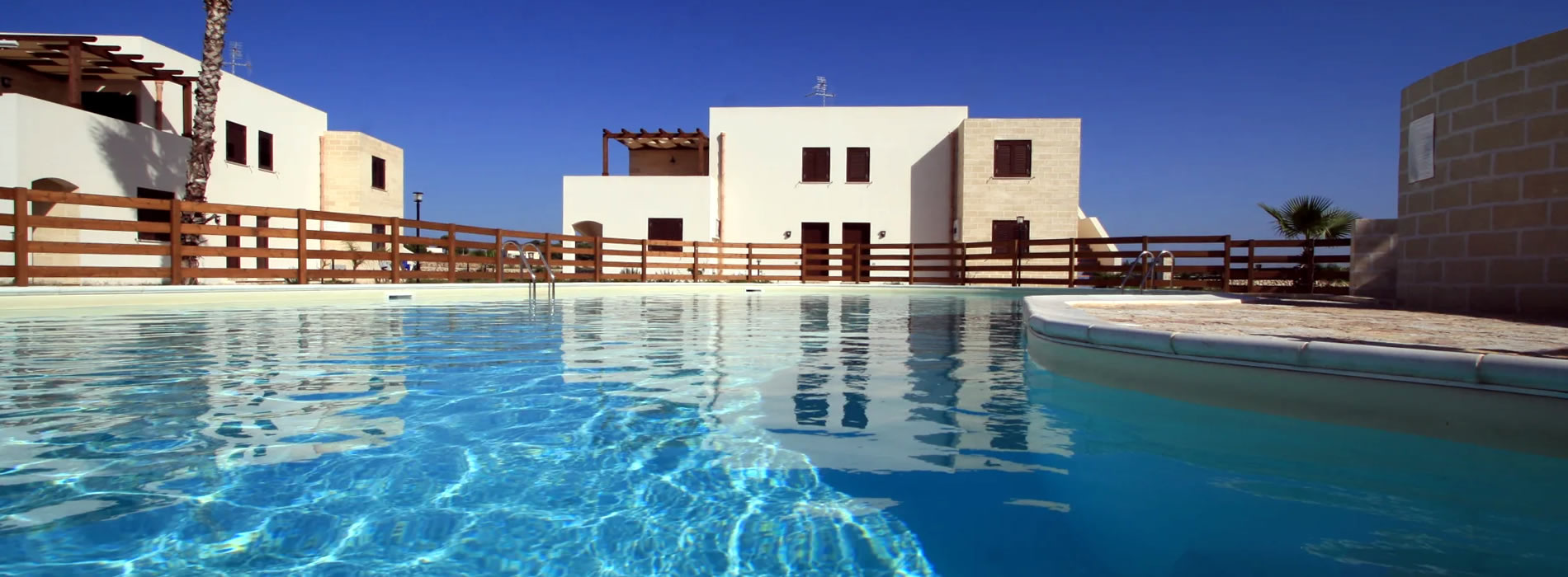 La piscina del residence a Lido Burrone